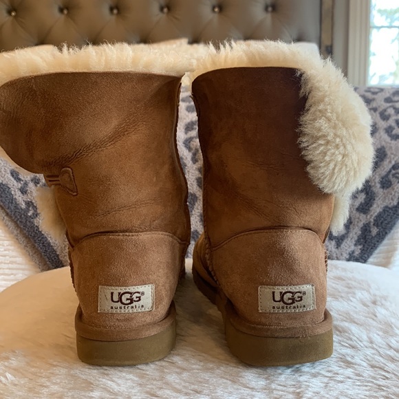 UGG Bailey Button boot. - Picture 3 of 6